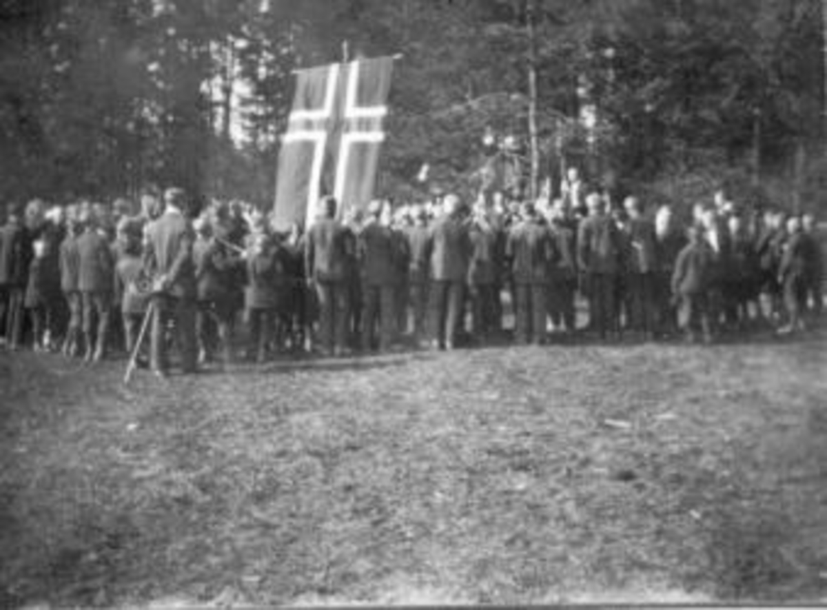 17.mai feiring på Toftes Gave, Nedre Sund, Helgøya med mange mennesker og flagg.