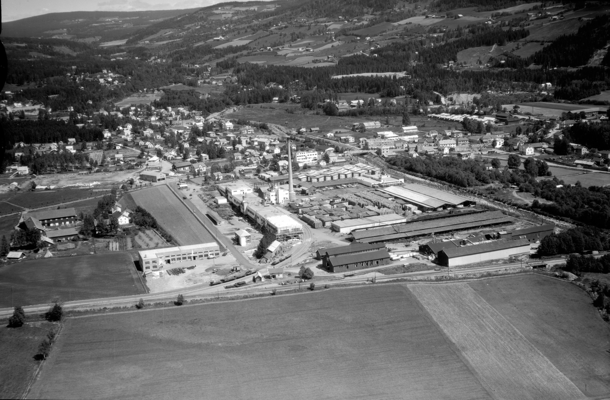 Flyfoto av Brumunddal, Berger Langmoen A/S.
