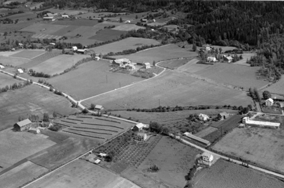 Til venstre Holen gård, Børke nordre midt i bilde, Bjørge gårdene øverst til venstre, Byflatvegen, Veldre, flyfoto.