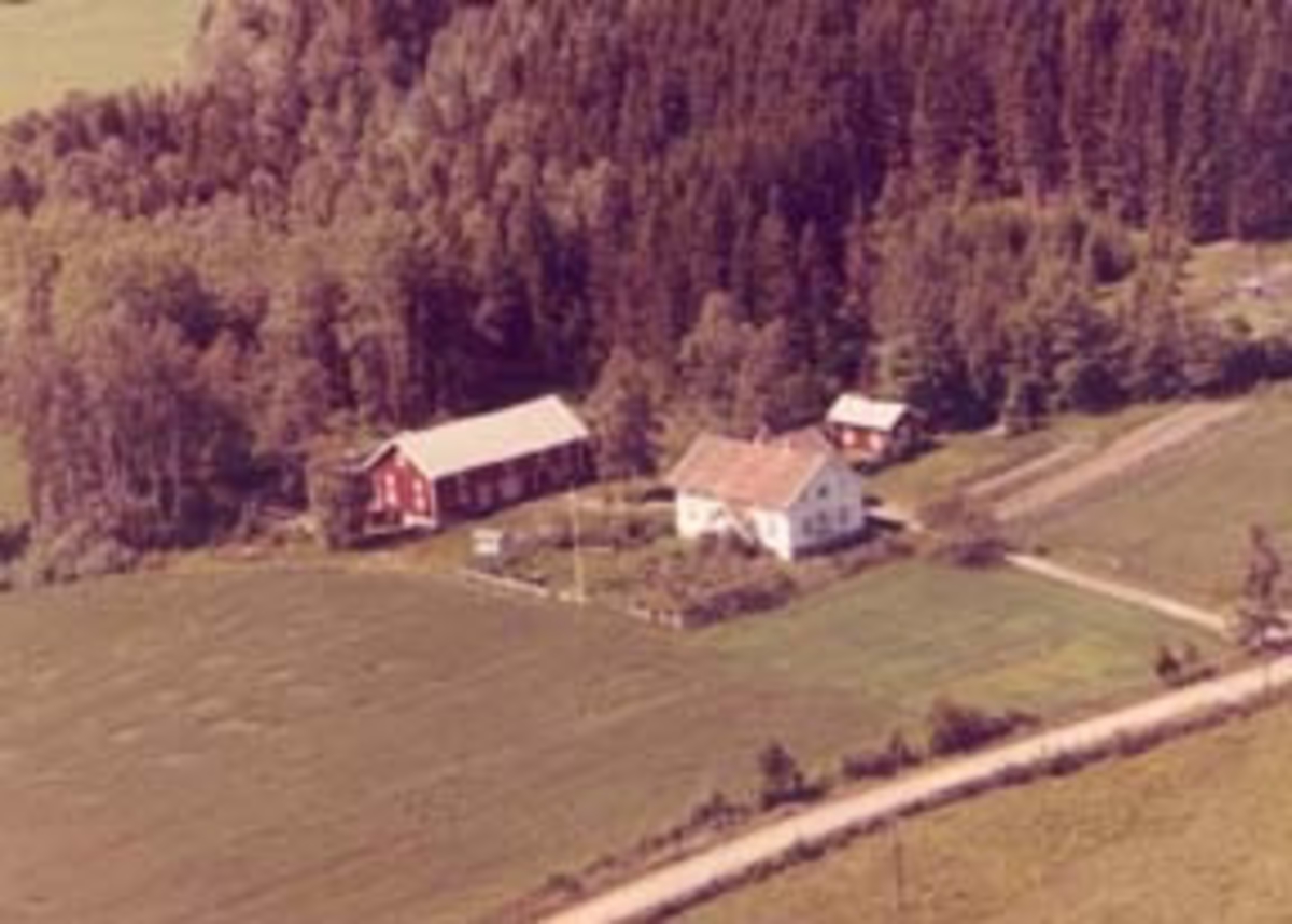 Flyfoto av Tvet nordre, Furnes, Ringsaker.