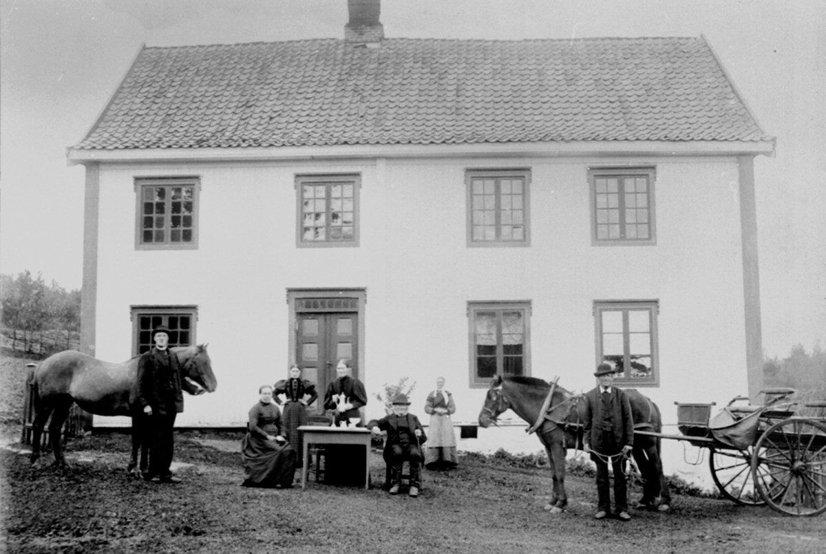 Eksteriør, Kylstad store (østre), 7 personer foran huset, Kylstad lille, hovedbygningen, Furnes, Ringsaker.