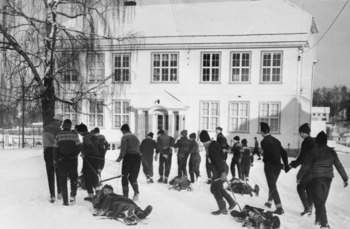 Elever med sykebårer av ski ved Mørkved skole, Brumunddal.