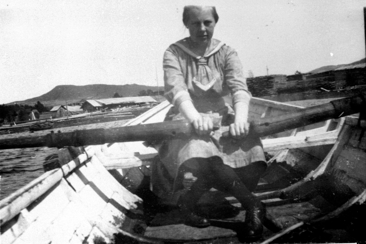 Marie (Maja) Mühlbradt i robåt på Mjøsa utenfor Nerkvern gård, Brumunddal.