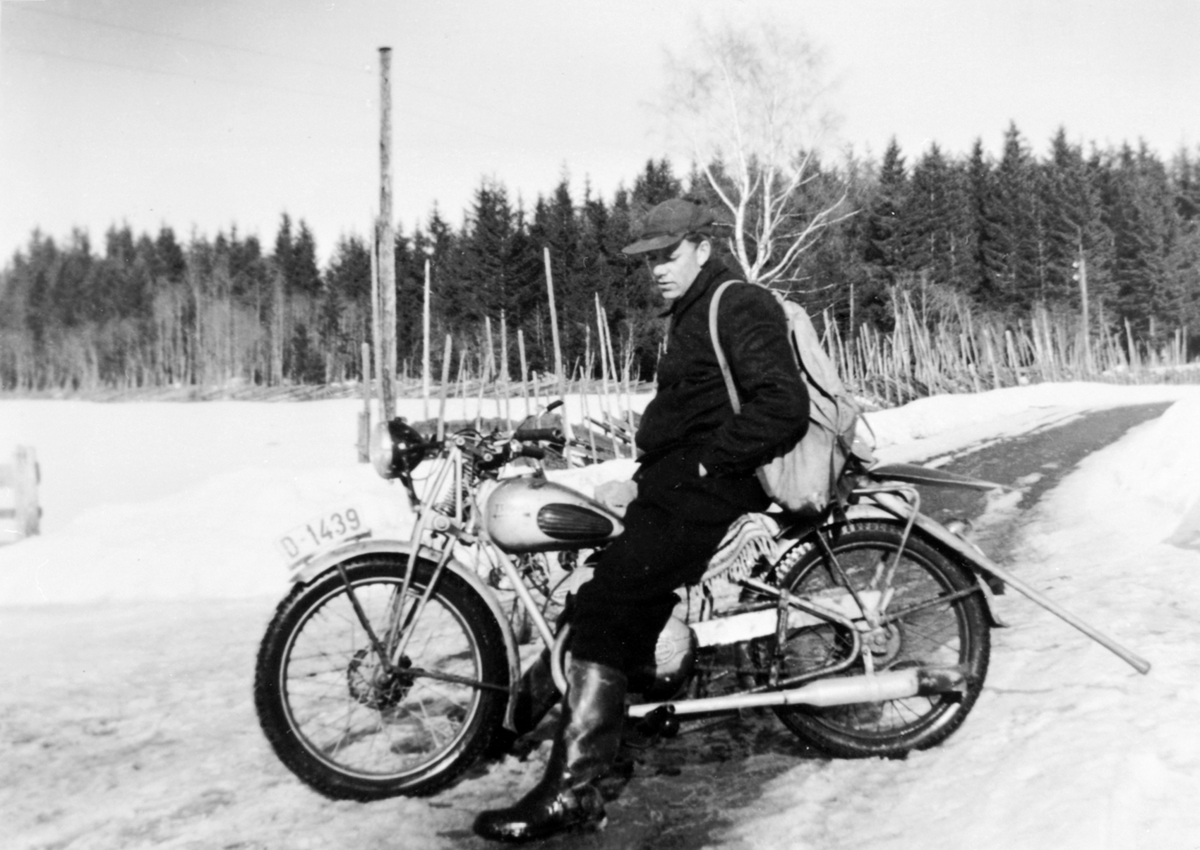 Vegvokter Sindre Lierhagen med skyggelue, gummistøvler og ryggsekk fra Veldre, Ringsaker med en Tempo motorsykkel, D-1439.