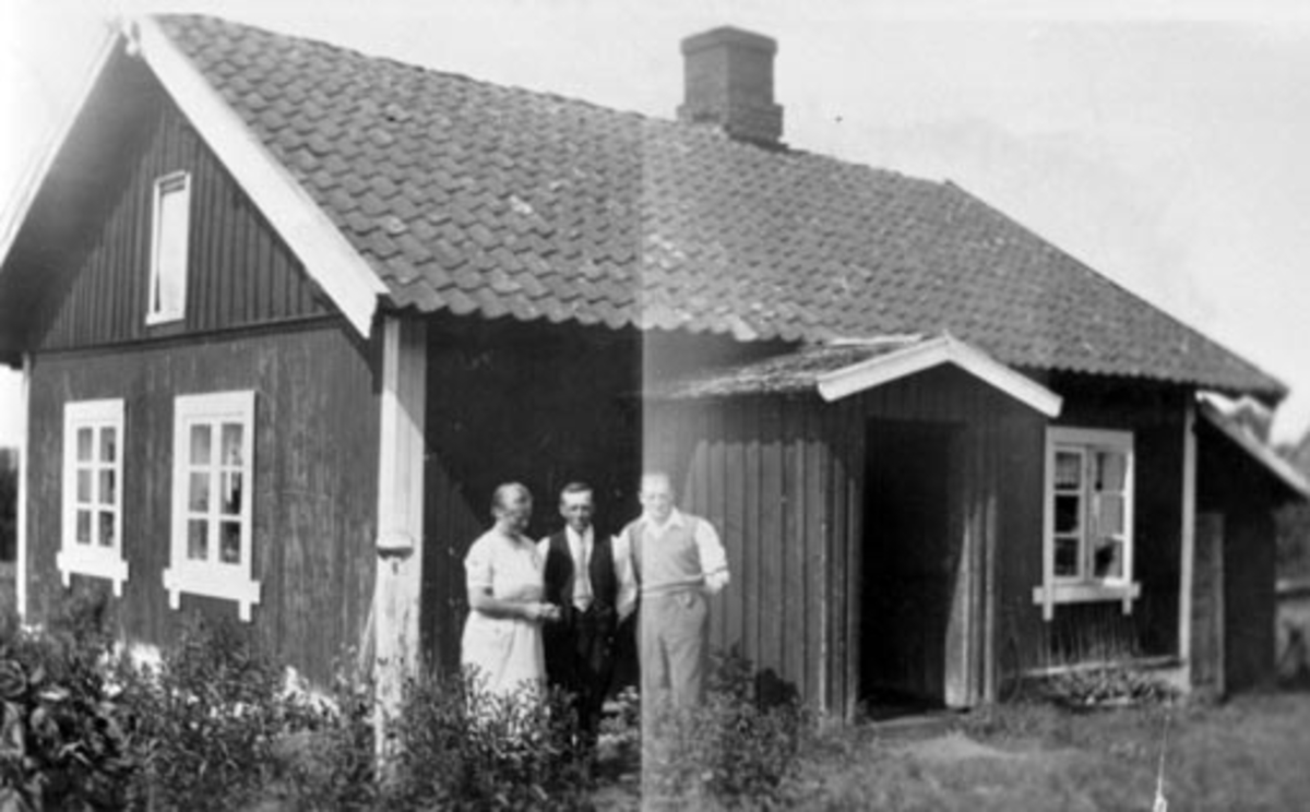 Eksteriør, husmannsplassen Møllerstuen, Nederkvern, Brumunddal. 3 personer foran huset.