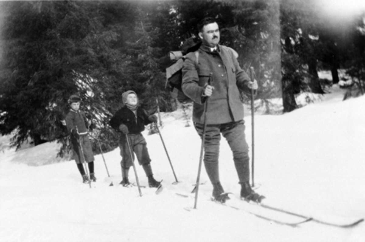 Oskar Huseby med barna Helmer Husebye og Jakob Børke på skitur i almenninga, Ringsaker.