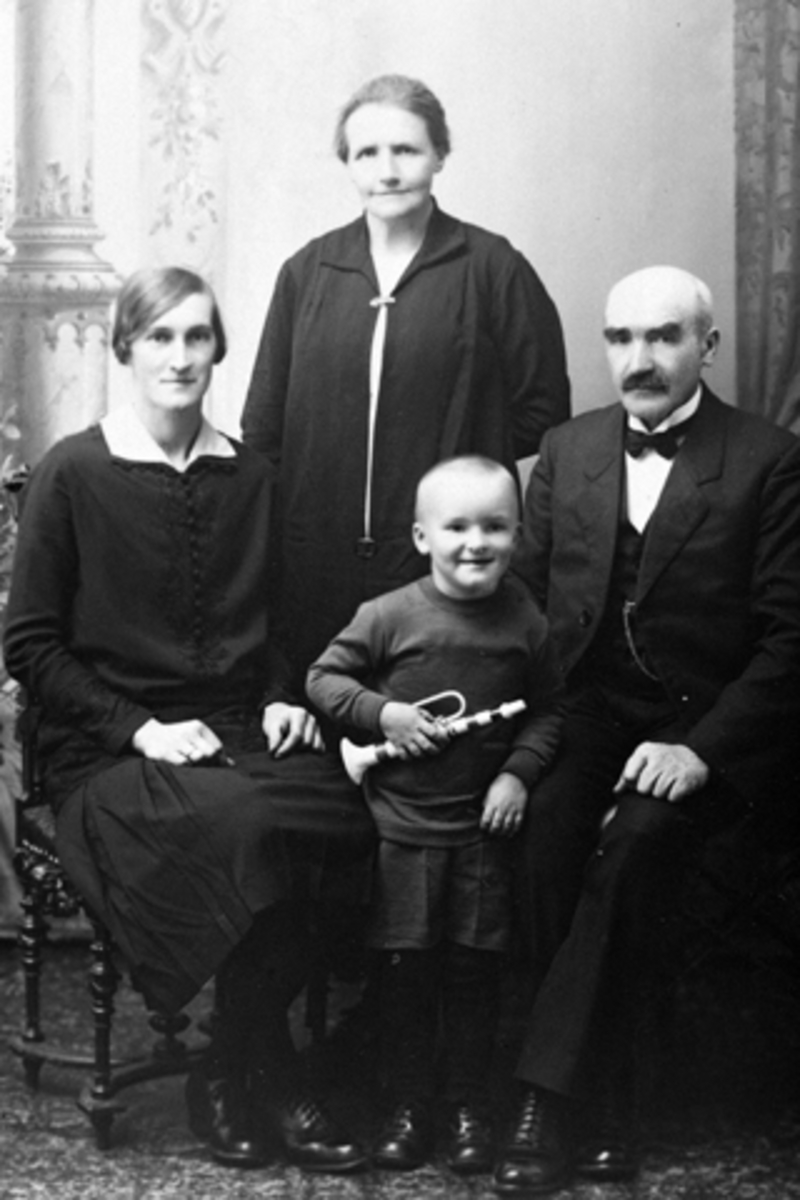 Familien Høisveen, fra venstre Elida Høisveen F: 1907, Anna Høisveen F: 1878, Ole N. Høisveen F: 1876, Nils Høisveen F: 1926, Furnes, Ringsaker.