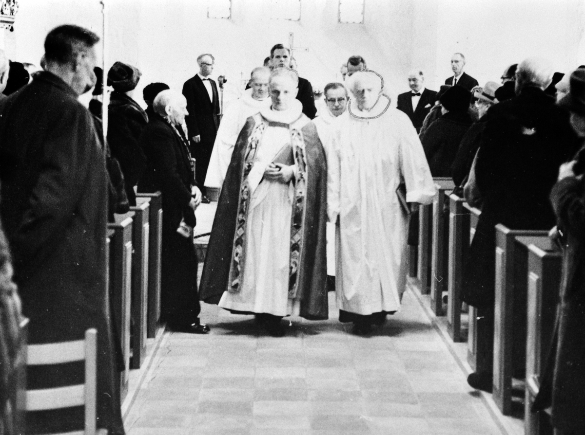 Nes kirke, Ringsaker ved gjenåpningen den 26.12 1964 etter en omfattende restaurering 1961-64. Prosesjon. Gående fra venstre er biskop Alex Johnson og prost Lange.