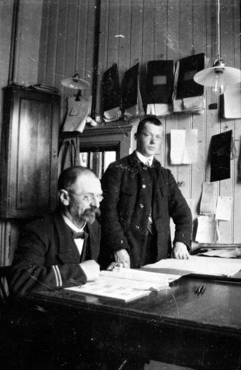 Ringsaker stasjon, stasjonsmester Jensen sammen med ukjent betjent. 1918.