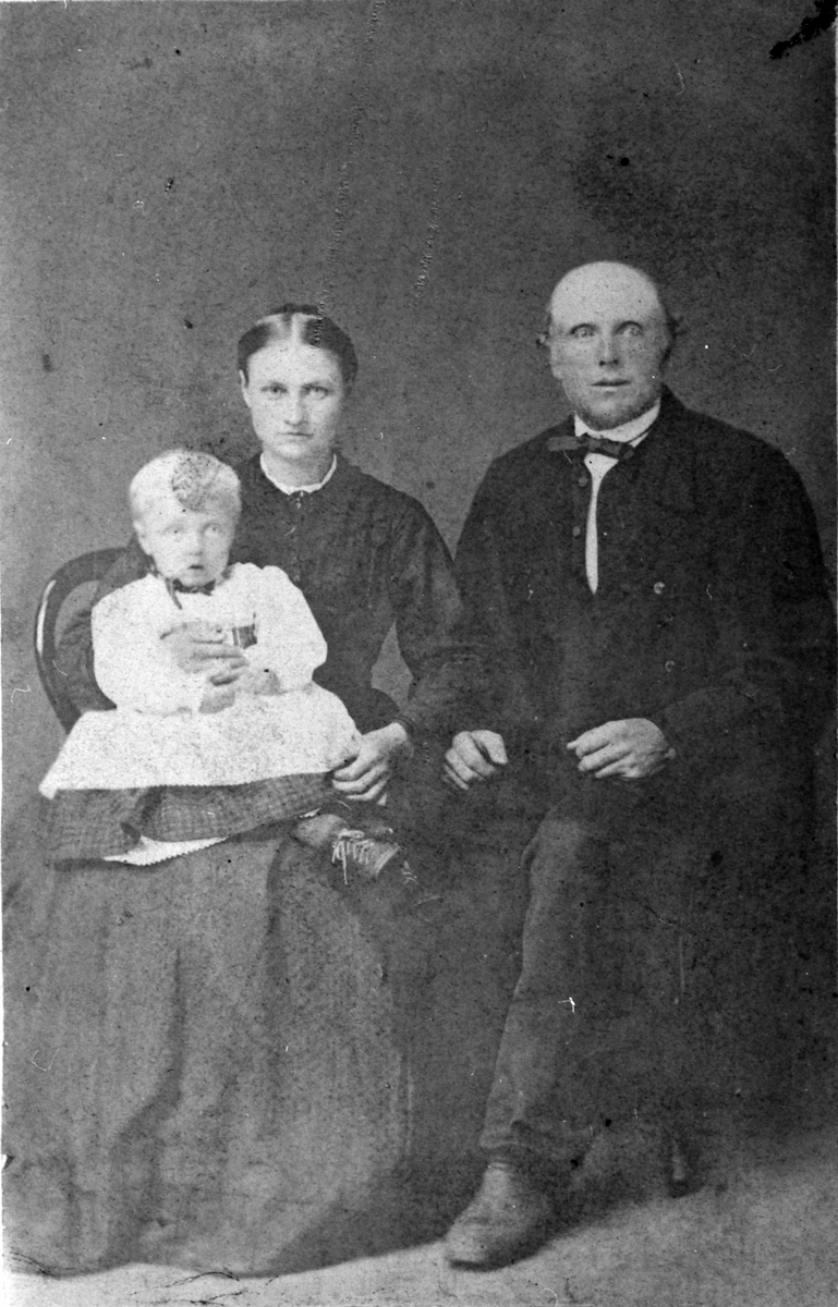 Anders Børresen Helseth og kona Marthe Olsdatter, trolig med deres eldste barn, Børre. Helseth, Ringsaker.