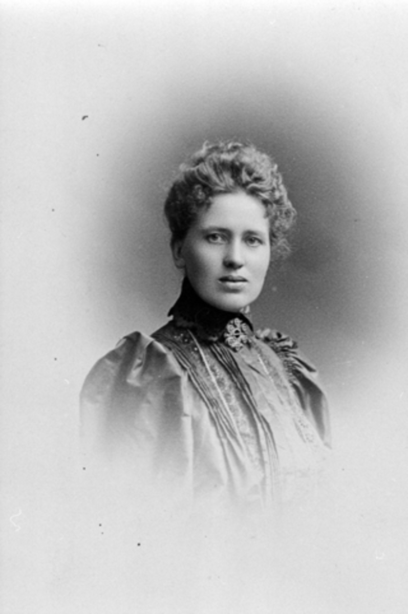 Portrett, fru Ragna Mågård-Eriksen, hustellærerinne, lærer ved Ringsaker Amtsskole fra 1903 til 1922, 