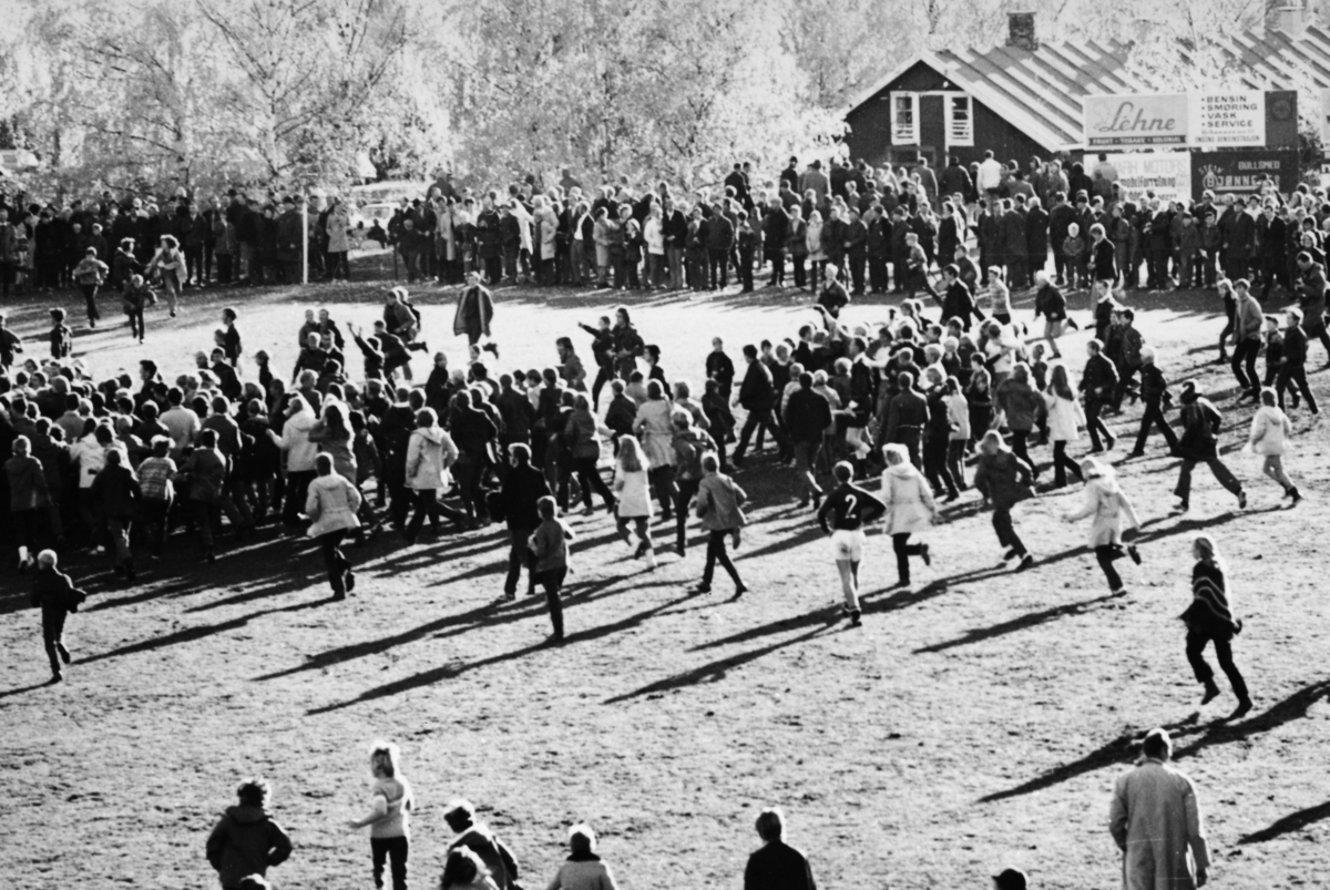 Sveum Idrettspark, Brumunddal, fotball. Publikum stormer banen etter at juniorlaget har slått Viking 2-1 etter ekstraomganger 11. 10. 1970.