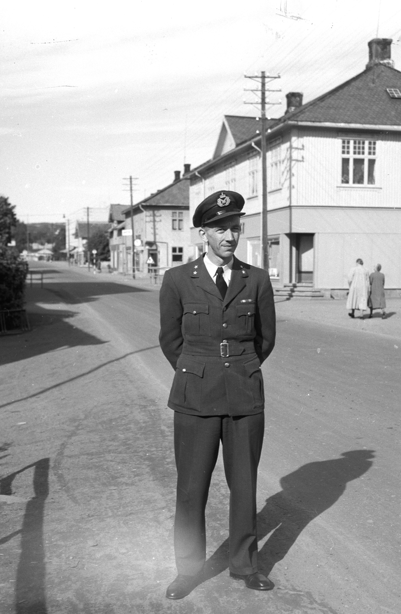 Sverre Sølversen i flygeruniform i Furnesvegen i Brumunddal. Dro på hvalfangst i 1939. Var i England under krigen og fikk utdanning som flyver.