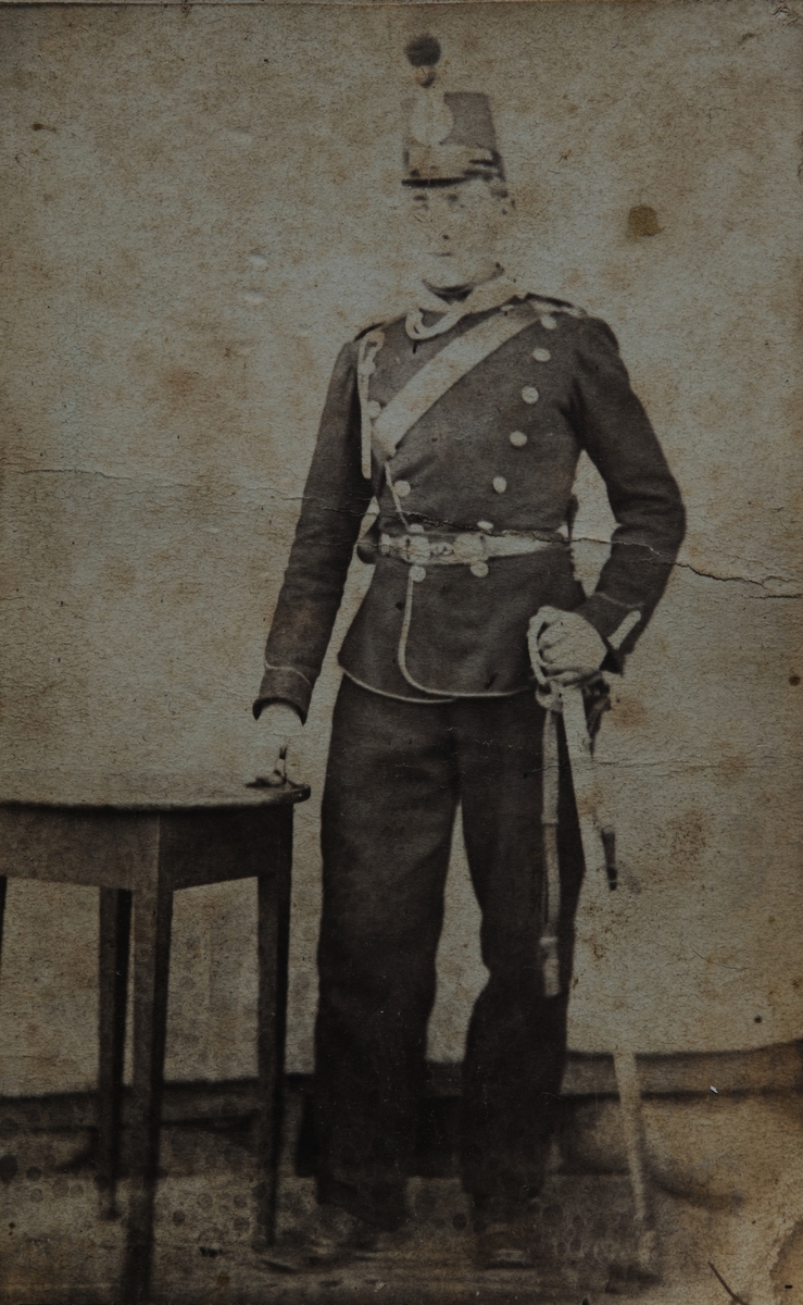 Ukjent soldat i uniform, Morthovsrønningen, Løten. Dette er en menig ved kavaleriet i uniformen slik den var reglementert fra 1855 til 1867. 