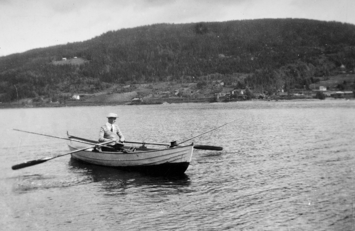 Fisker i robåt ute på Mjøsa utenfor Espa. Mjøsfiske etter ørret, dreggefiske, Ivar..... , ukjent fisker. 
