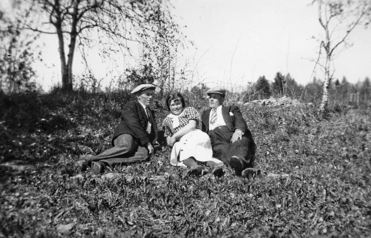 Gruppe tre personer. Fra venstre Aksel Myhre, Ruth Solberg (gift Nordeng) og Olaf Nerhagen. Bilde er tatt ved møteplassen "Mærrajorsbærjet" i Ottestad. (under Ottestad Nordre)