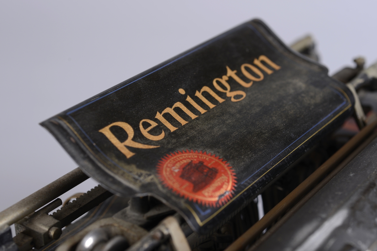 Skrivemaskin av merket Remington fra ca. 1910.