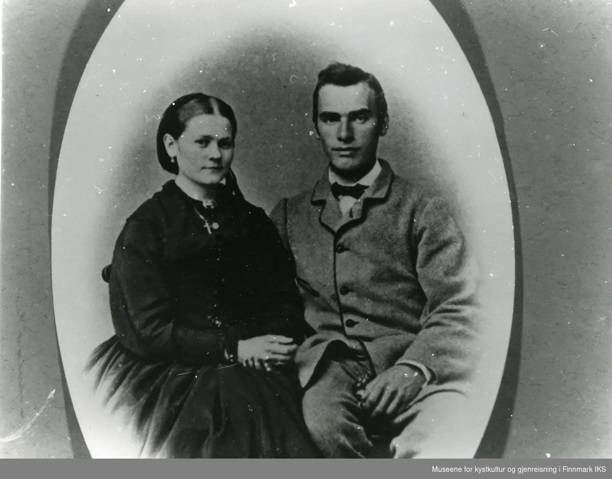Bernt Theodor Aas og fru Anna.
B.T. Aas var født i Trondheim 10 sept. 1840. Og han døde 1. mars 1916.
Anna Regine Dahl var født i Vadsø 8.jan. 1844, og hun døde 26. feb. 1911.
De var besteforeldre til Jens Rockmann, Mehamn (giveren av bildene)
