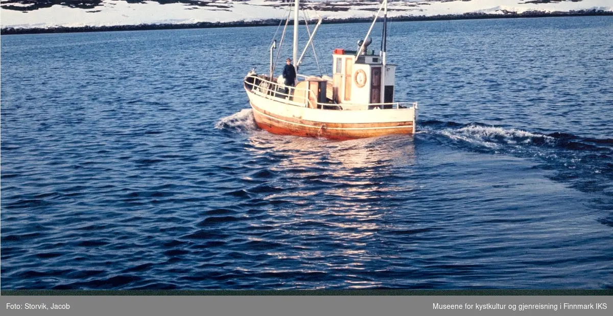 Presteskøyta i Måsøy 1949 - 1969. Båten var en av tre prestskøyter i Finnmark, gitt som gave av lutherske kirker i USA til den kirkelige gjenreisningen av Finnmark.
