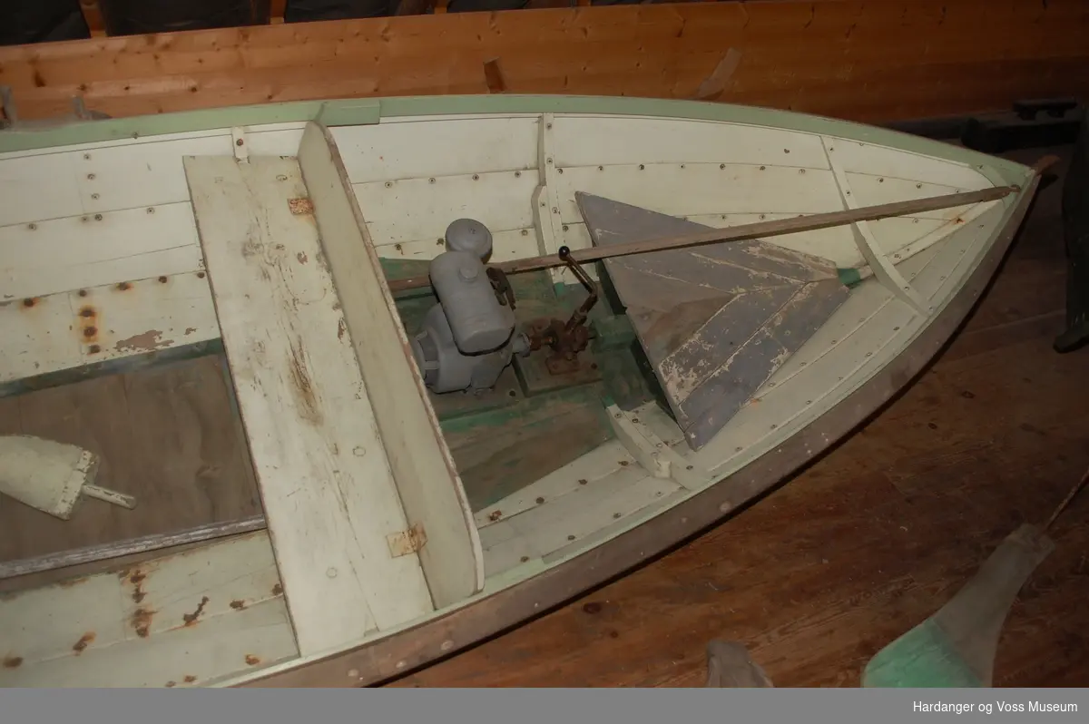 Båten er bygd i Strandebarm som ein typisk båt berekna på Austlands-marknaden. Han har 4 bordgangar, skvettripe på innsida av esingene, tolleganger (ikkje keipar), låge stamntoppar.
Båten er ein færing, men har berre eitt årepar. I det bakre rommet står motoren, ein einsylindra luftkjølt Kohler (produsert i USA). Ein kan sjå at båten er bygd for motor på gjennomføringa av propellhylsa. Propellen har to blader, er vribar. Det er ikkje kopling. Aktertofta har hengsla ryggstøtte som kan vippes ned.