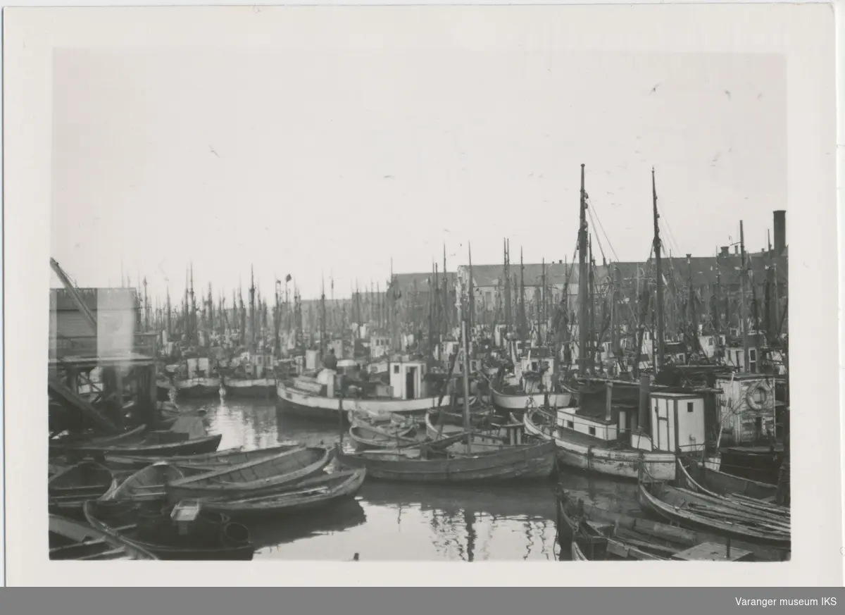 Fiskebåter på Nordre Våg, sett fra Valen, antatt 1937