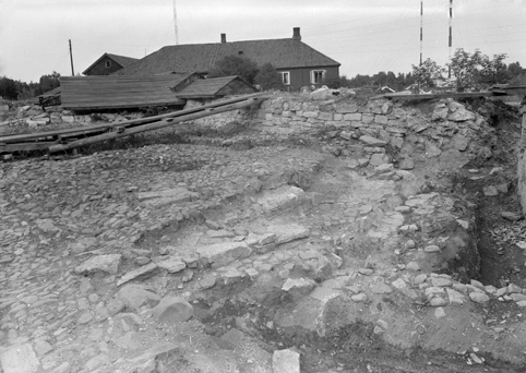 Arkeologiske undersøkelser i Hamar bispegård, Domkirkeodden, 1955. Broleggingen syd i borggården, nord for sydfløyen P.
