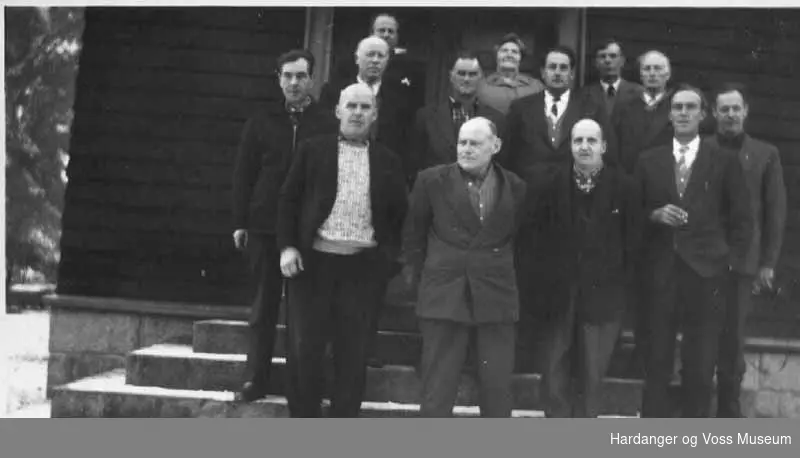 Gruppe, kvinne, menn, trapp, hus. Kommunestyret i Eidfjord i 1963, ikkje komplett