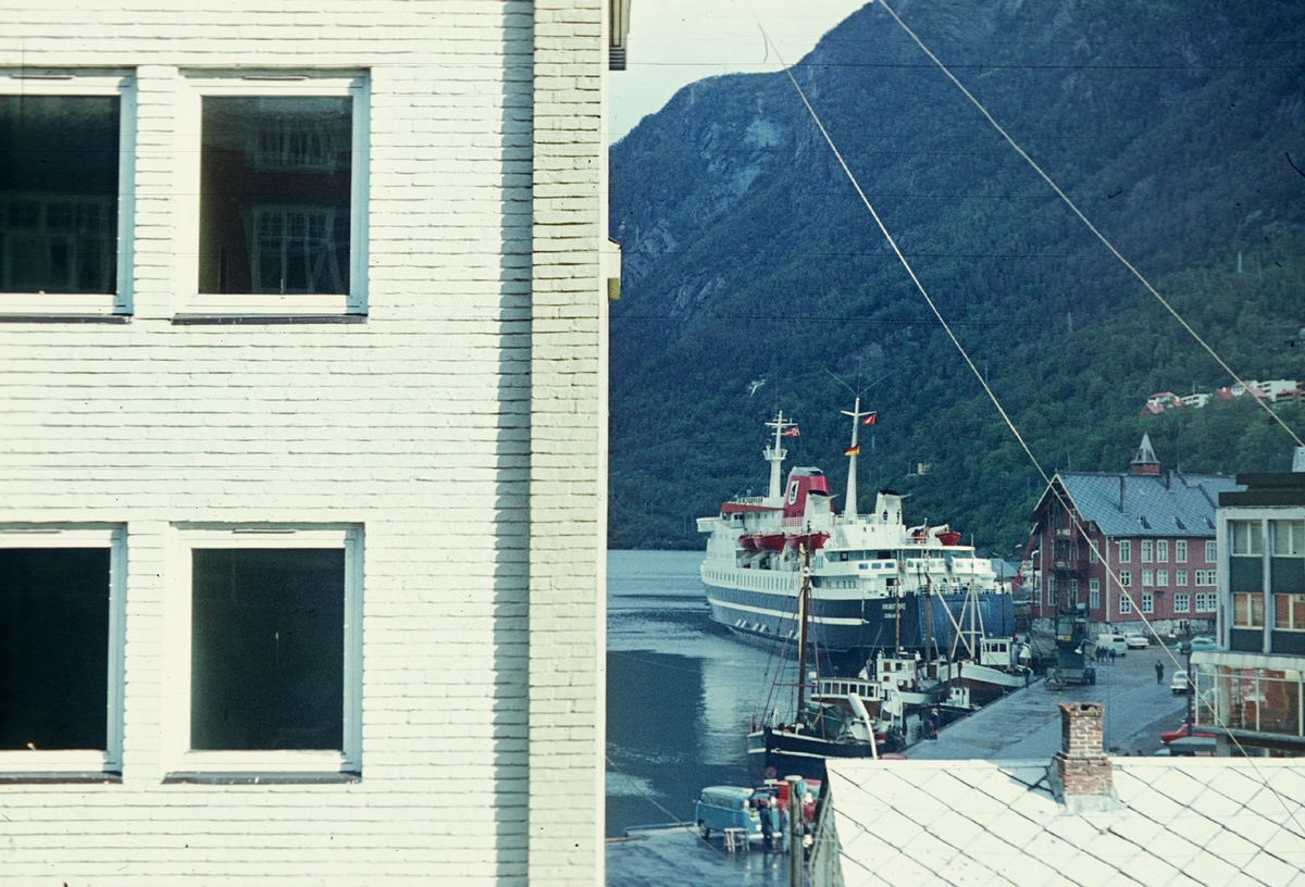 Passasjerferga Vikingfjord ligg til kai ved Grand hotell.