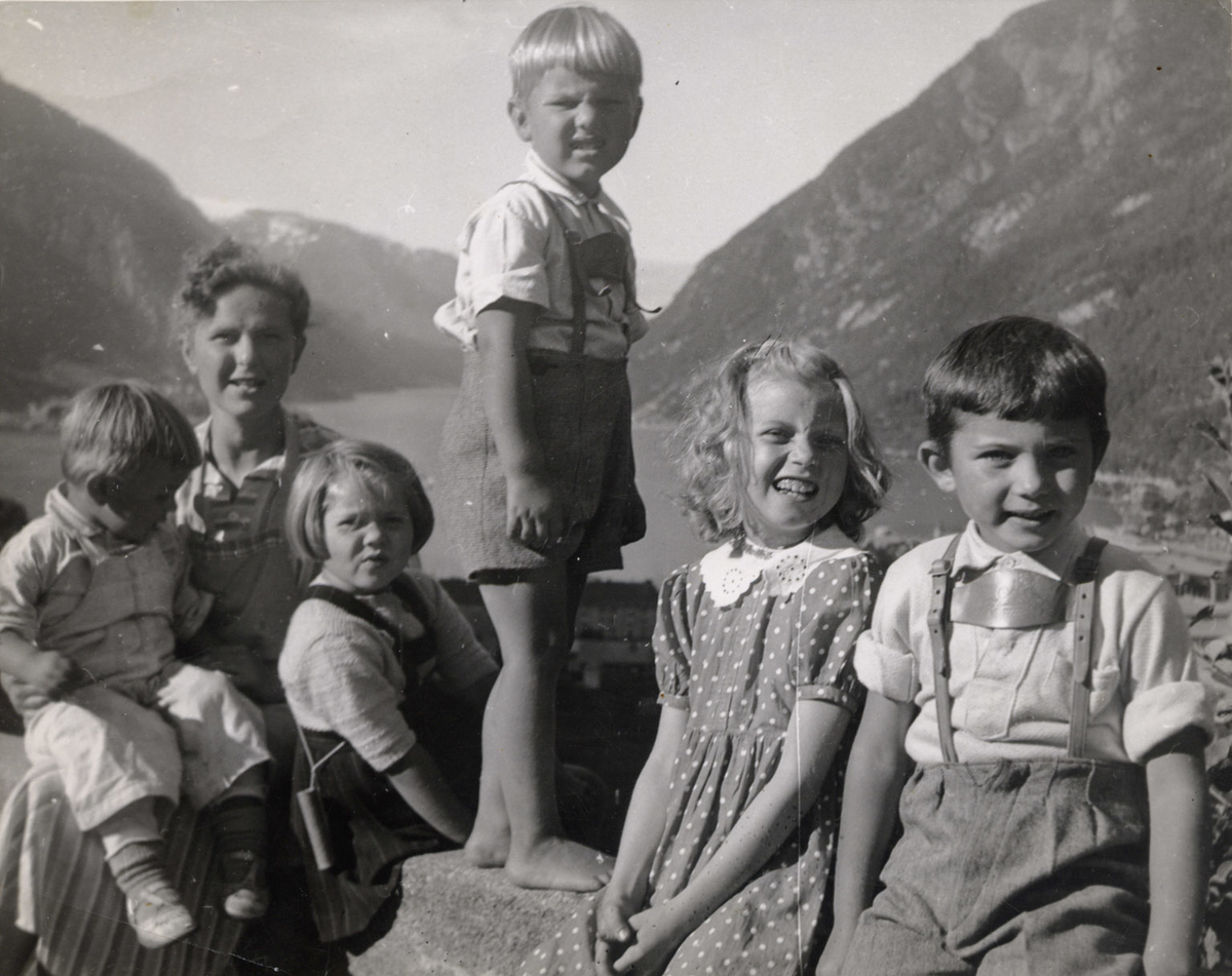 Herborg Kiberg med sine to søner og andre barn