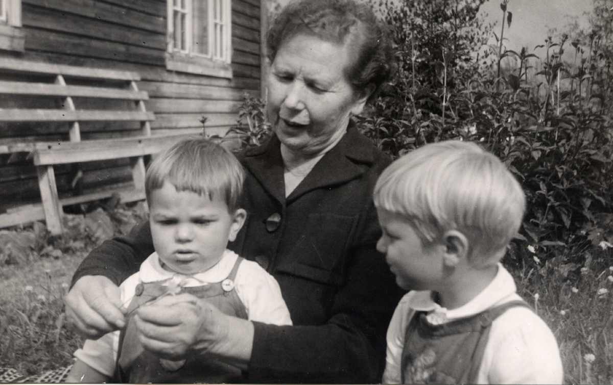 Gro Holm med barnebarna Gunnar og Eivind Kiberg