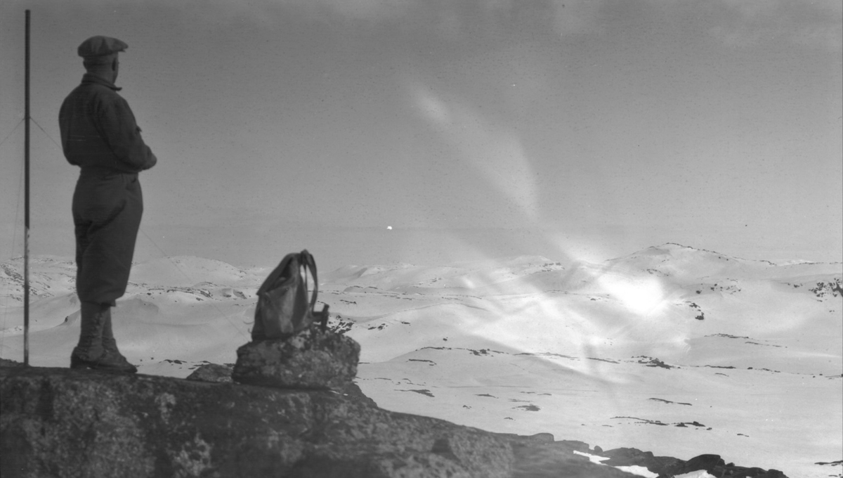 Mann på fjelltopp ved Breiavannstunnelen