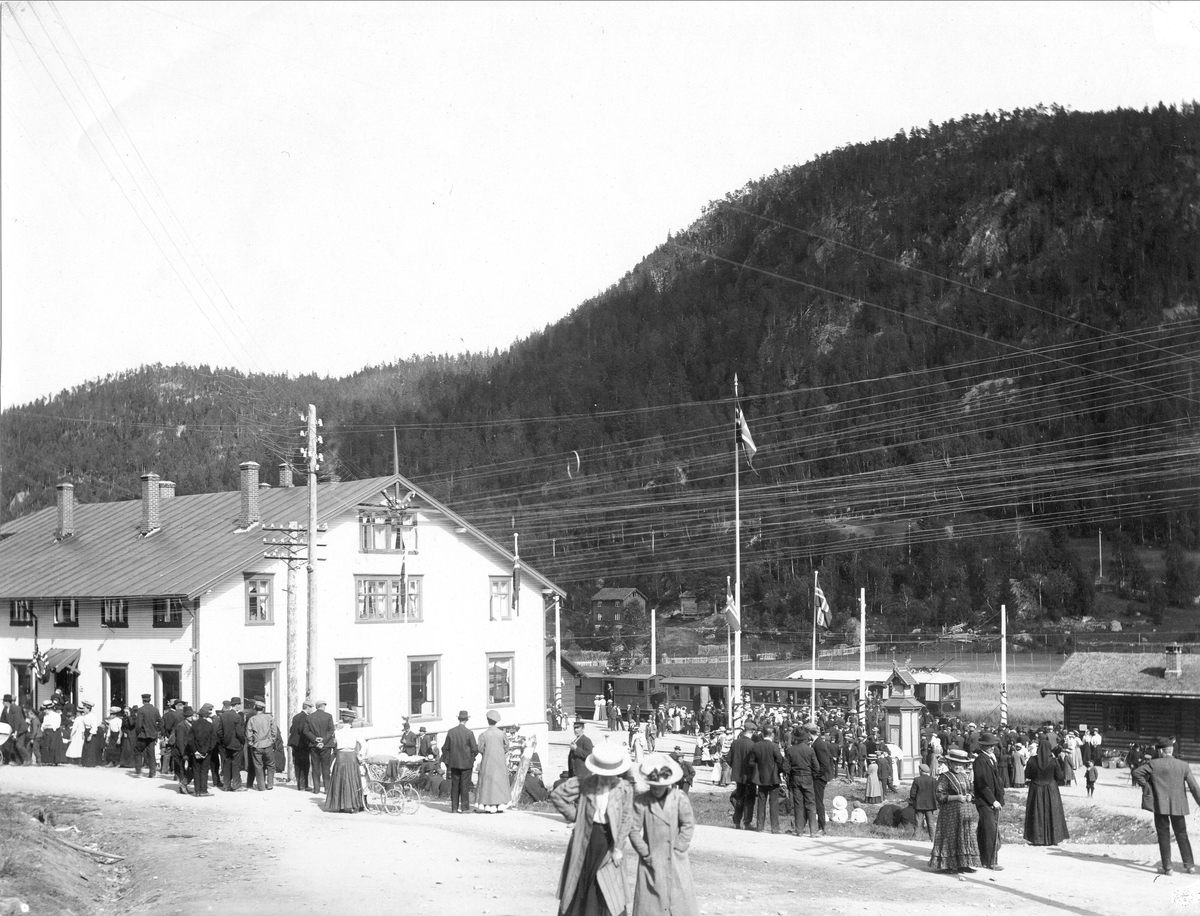 Åpningen av Løkkenbanen. Festkledde mennesker samlet på Løkken stasjon.