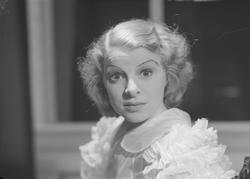 Skuespillerinne i Falkbergets Teater fra forestillingen Flam