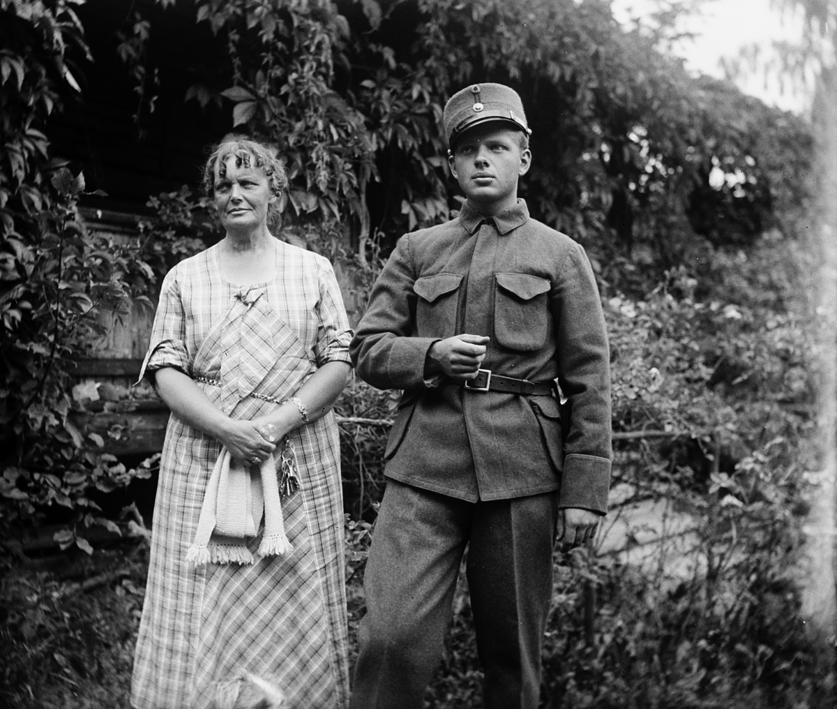 Mor og sønn, han i militæruniform. Leonore og Wilhelm Dybwad i Kvalstua, Helgøya.