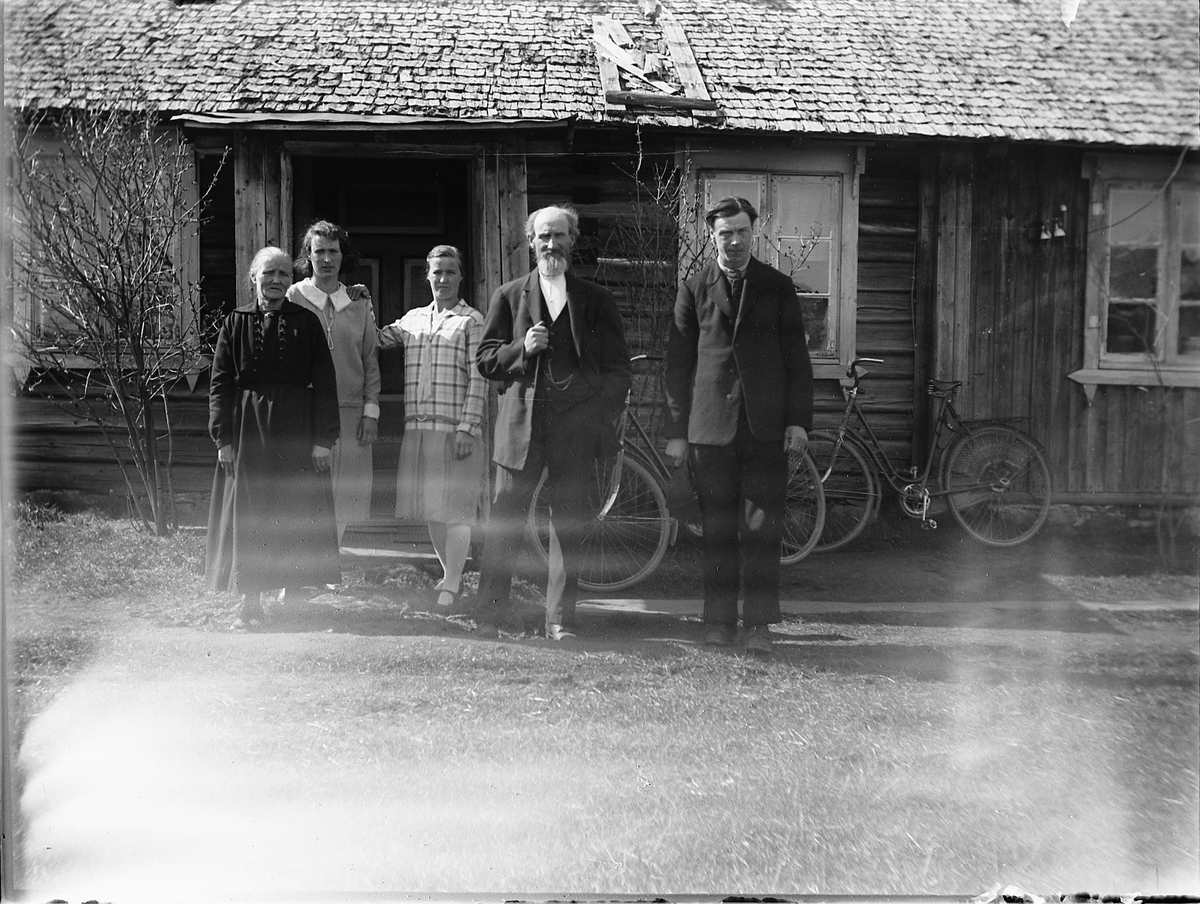 Løten, Spånestad Midtre, gruppe 5 familie foran hus, amatørfotograf Ole M. Martinsen er født her, barndomshjem,
