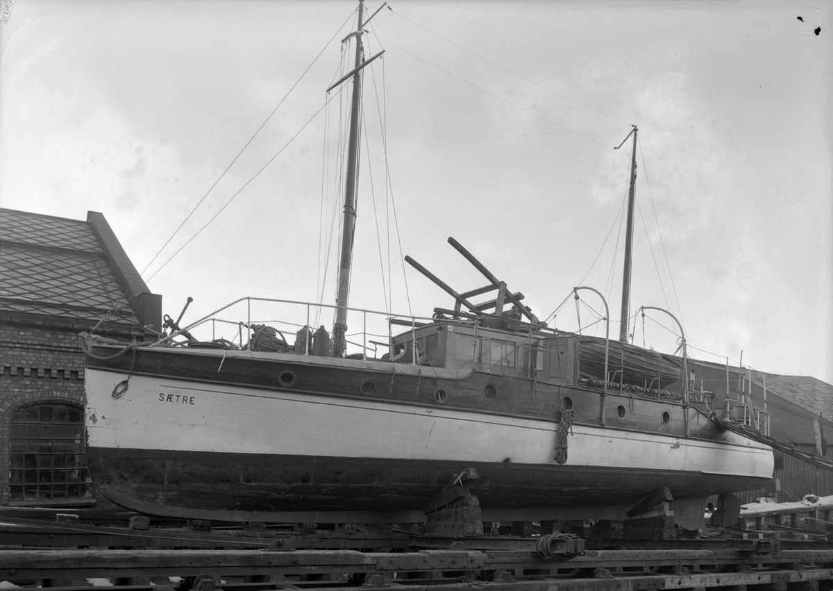 Brannskadet båt "Sætre" fotografert for brann- og sjøforsikringsselskapet Vesta