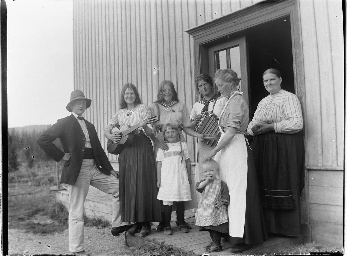 Ringsaker, Sør-Mesna, Bergundhaugen nordre, gruppe på besøk med musikkinstrumenter, nr. 1 fra høyre Berte Bergundhaugen og nr 2 fra høyre hennes datter Syverine Bergundhaugen,
