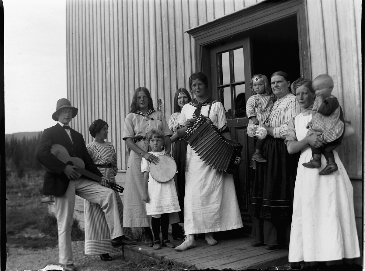 Ringsaker, Sør-Mesna, Bergundhaugen nordre, gruppe på besøk med musikkinstrumenter, nr. 3 fra høyre Berte Bergundhaugen og nr 2 fra høyre hennes datter Syverine Bergundhaugen,

