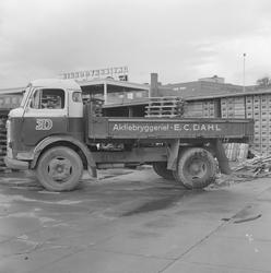 Kjøretøy fra E.C. Dahls Bryggeri.  (Aktiebryggeriet - E.C. D