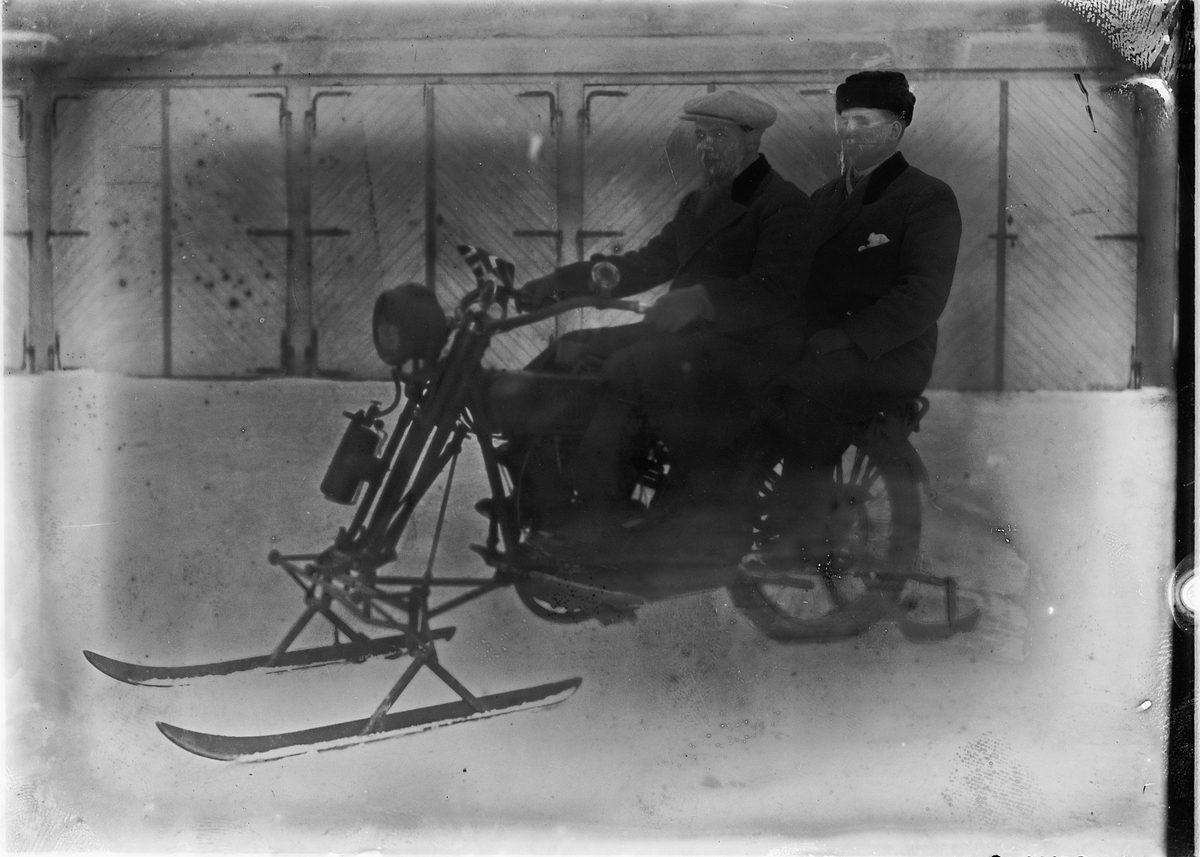 Hamar, ingeniør Sverre Hagen bygde om en Harley Davidson motorsykkel med meier for vinterkjøring, Sykkelen på bildet er en 1917/18 1000 ccm magnet modell med Acetylene belysning.