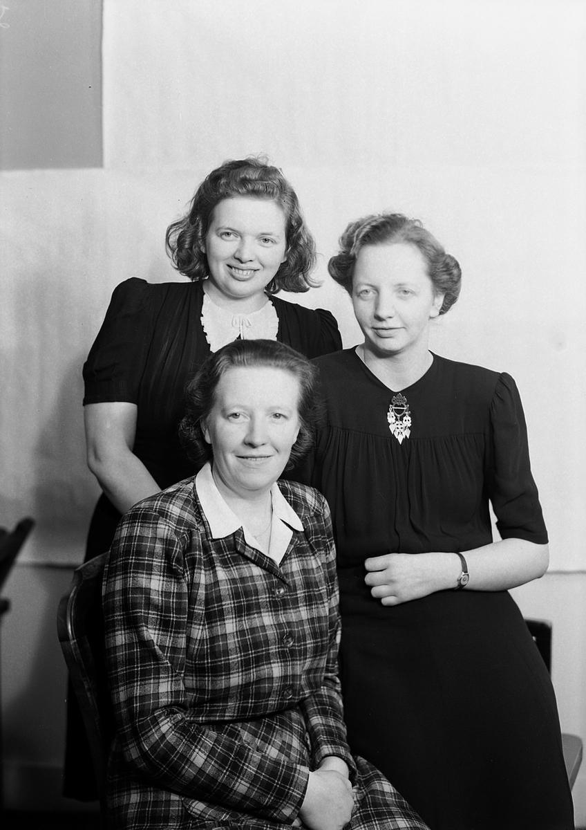 Tre kvinner ved Trøndelag Bibelskole i Meldal