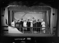 Fra revyen "Vi stemmer op" i Hjorten