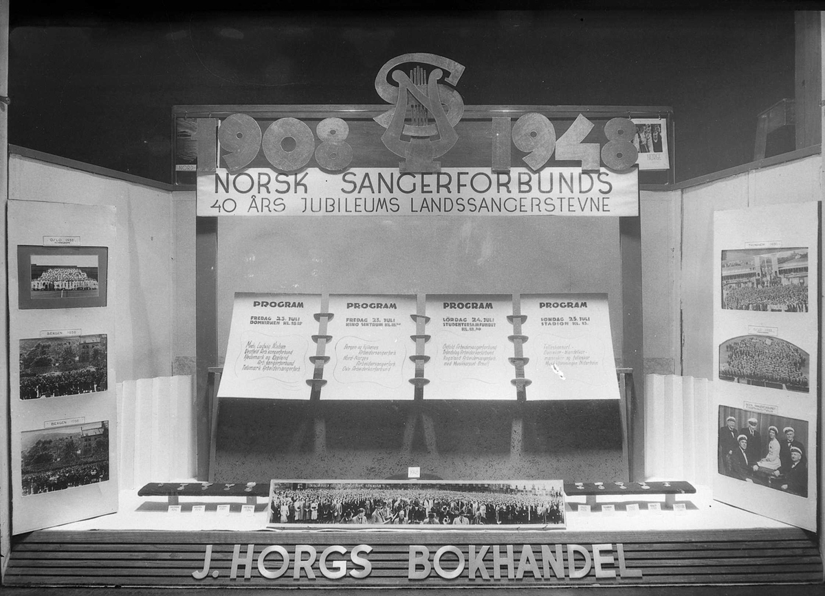 Vindu hos J. Horgs Bokhandel i forbindelse med Norsk Sangerforbunds 40-årsjubileum