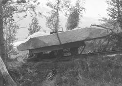 Transport av bauta over Bjørnstjerne Bjørnson opp til hans  