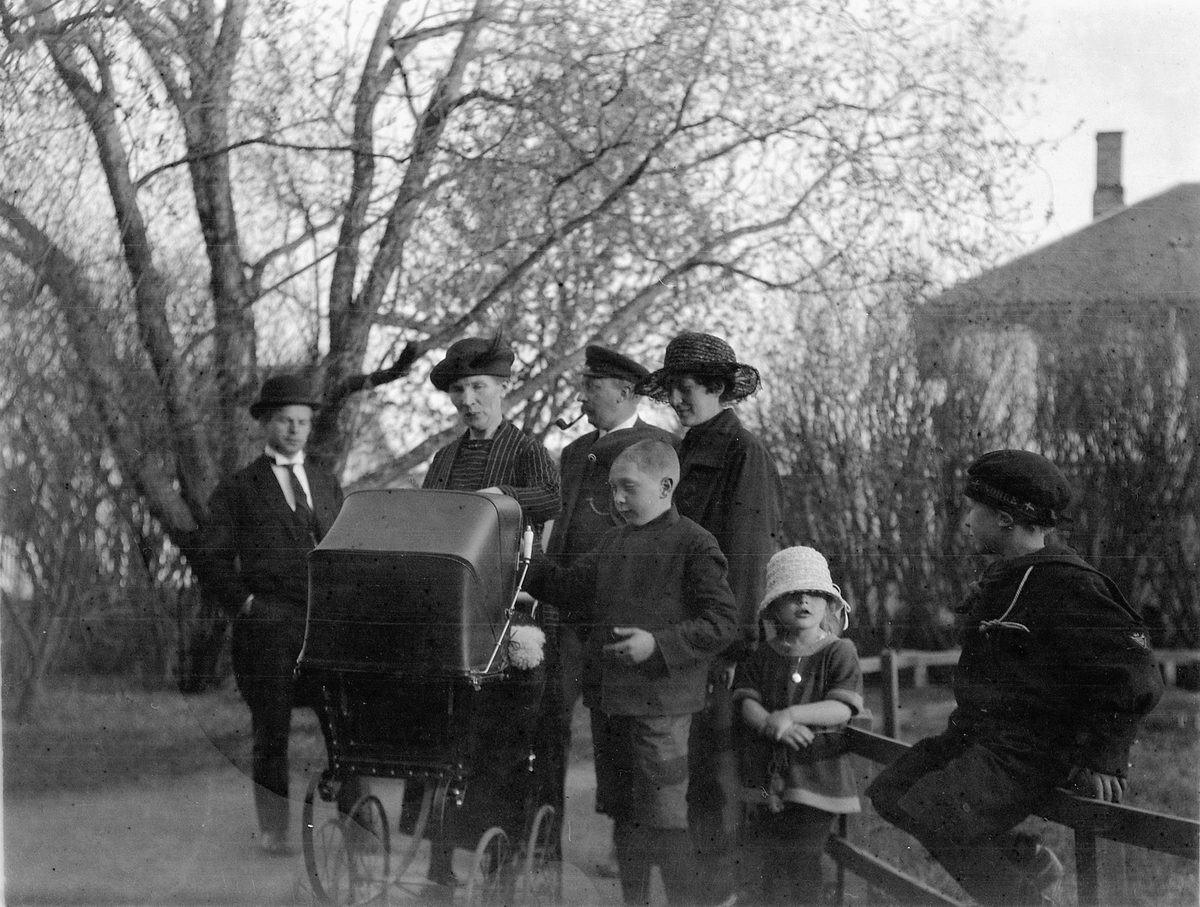 Familiene Granberg og Andersen på tur i Strandgatehagen i Hamar. 
