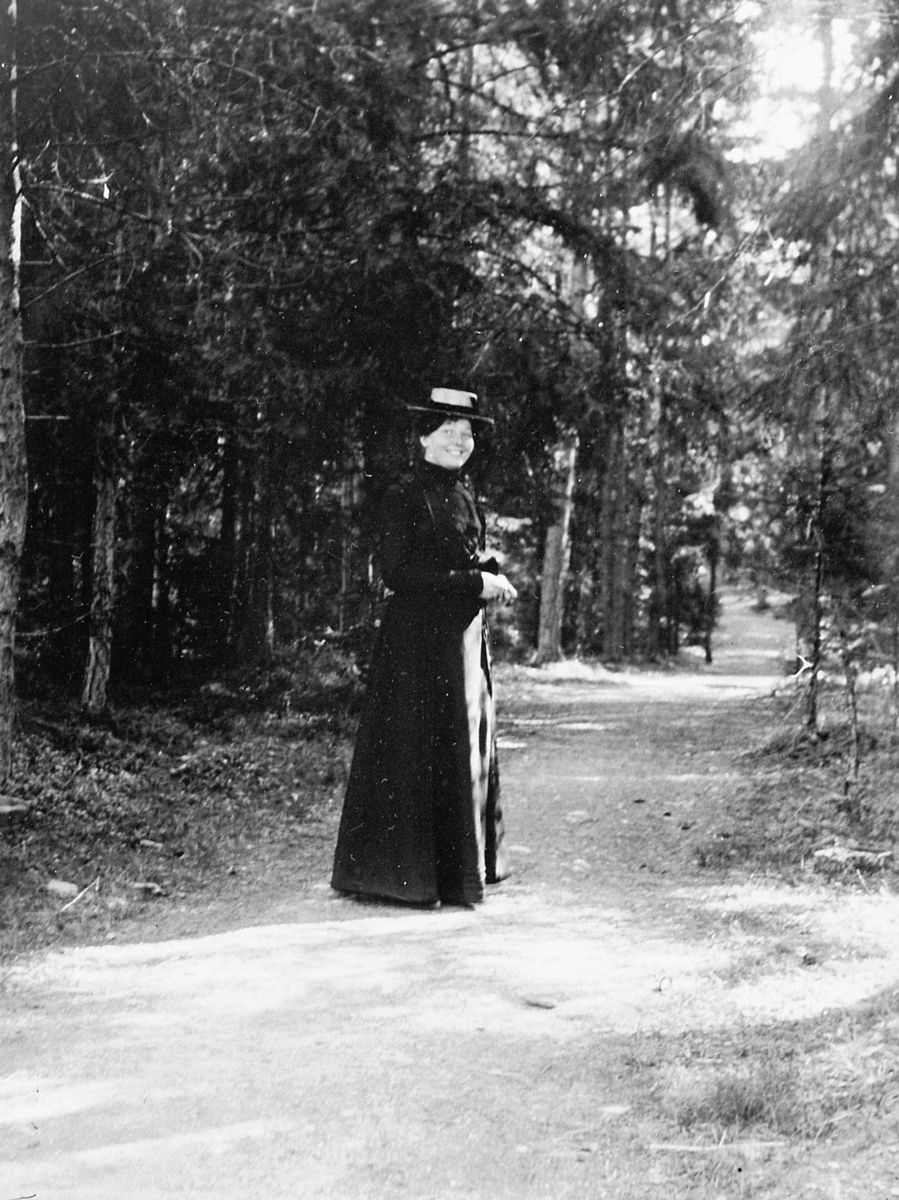 Ukjent kvinne på tur i skogen.