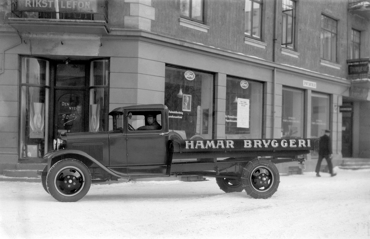 LASTEBIL, HAMAR BRYGGERI. FORD AA LASTEBIL 1930-31 MED ORIGINALT AMERIKANSK FØRERHUS. Oplandske Automobilforretning i Torggata, Hamar. 