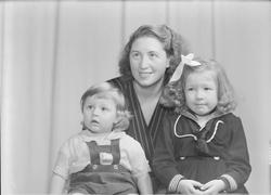 Gudrun Forbord med barna Tore og Greta