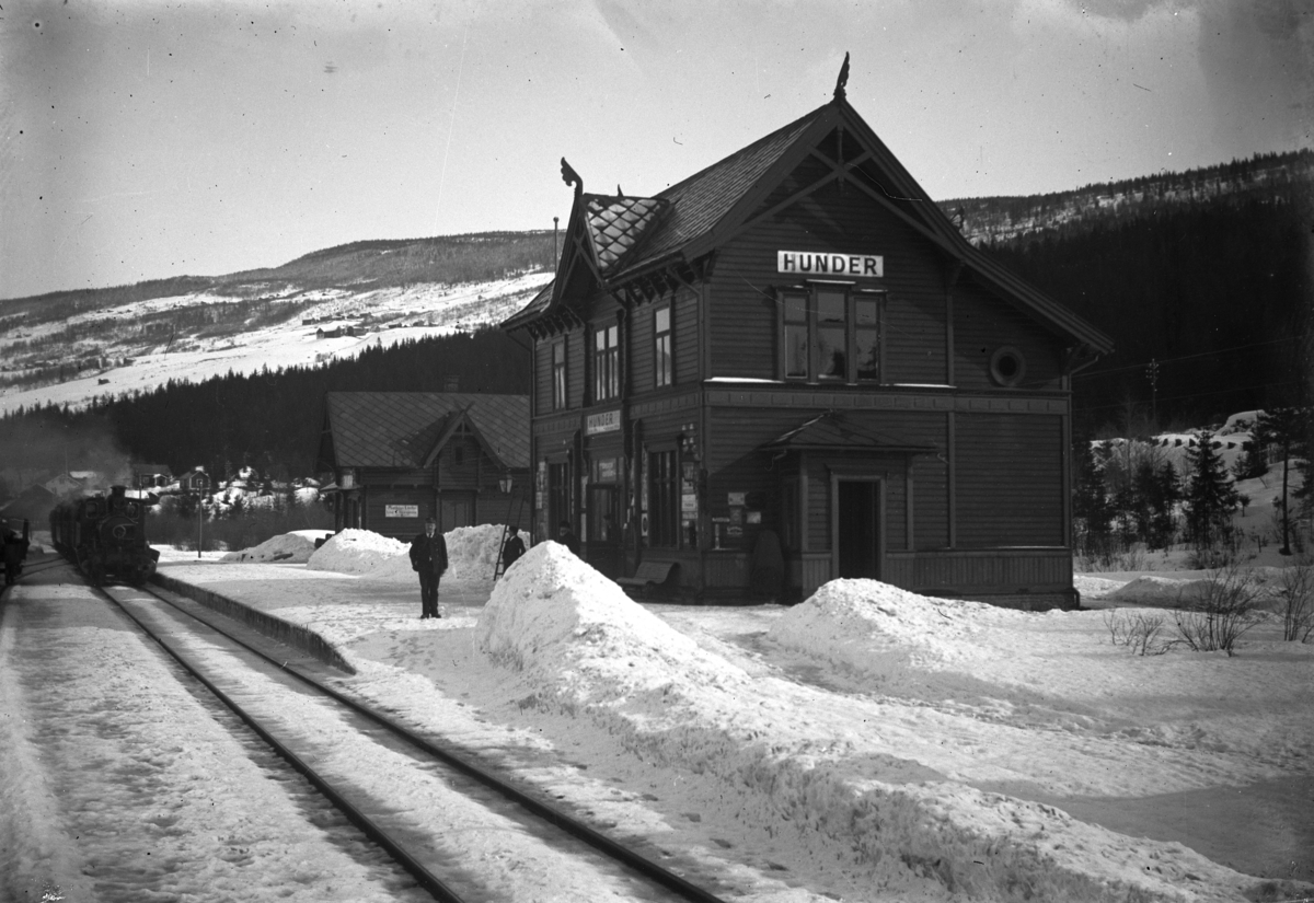 Oppland, Øyer kommune, Hunder jernbanestasjon i Gudbrandsdalen. Et tog ankommer. Johannes Alhaug i uniform på perongen. Han vikarierte her som telegrafist fra desember 1903 til mai 1904.