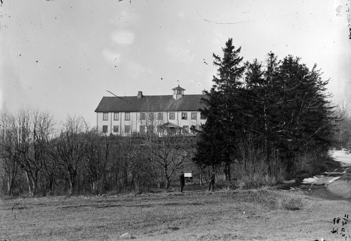 Hovedbygningen på Hovinsholm gård på Helgøya, Ringsaker. Bygningen brant ned i 1937.